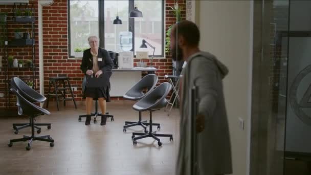 Pacienti, kteří nastupují do ordinace, aby se zúčastnili terapeutického setkání. — Stock video