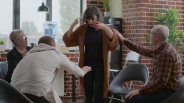 Umutsuz kadın ağlıyor ve A.A. grup terapi toplantısında sinir krizi geçiriyor.