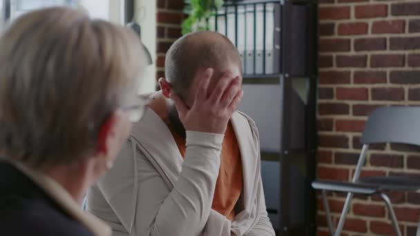 Homem chorando na frente do psicólogo por causa da dependência e depressão na reunião de terapia aa — Vídeo de Stock