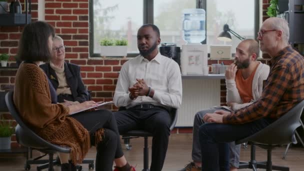 Afrika Amerika pria membuat pengakuan tentang kecanduan dan rehabilitasi dengan orang-orang di terapi kelompok — Stok Video