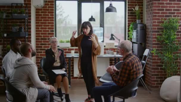 Wütende Frau erklärt Therapeutin und Menschen bei einer Gruppentherapie psychische Probleme — Stockvideo