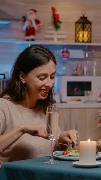 Paar isst festliches Essen an Heiligabend — Stockfoto