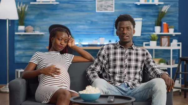 Afrikanisches amerikanisches Paar erwartet Kind und nutzt Videoanruf — Stockfoto