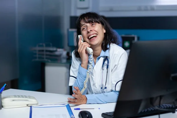 Médecin parlant sur téléphone fixe pour le bilan de santé — Photo