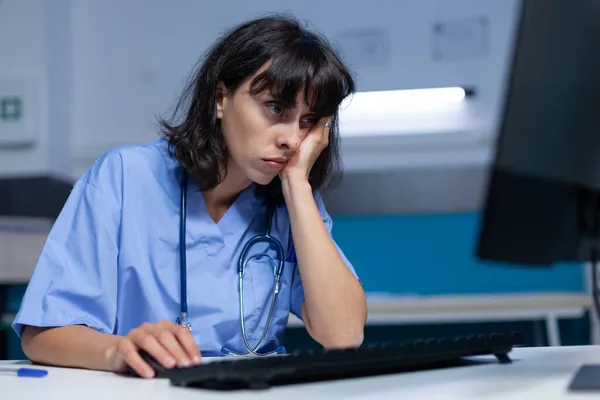 Medical specialist falling asleep while using computer — Stock Photo, Image