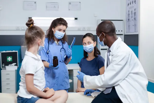 Medico pediatra afroamericano con maschera protettiva contro il coronavirus — Foto Stock