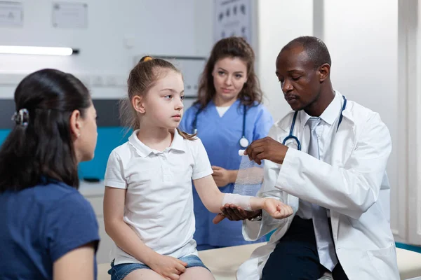 Afrikanisch-amerikanischer Kinderarzt Verband gebrochen Knochen von Kleinkind Arm — Stockfoto