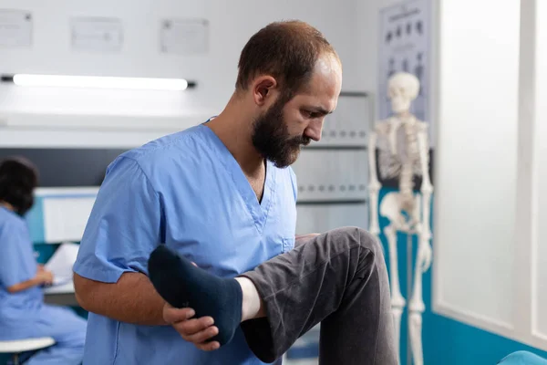 Gros plan du médecin généraliste aidant une retraitée — Photo