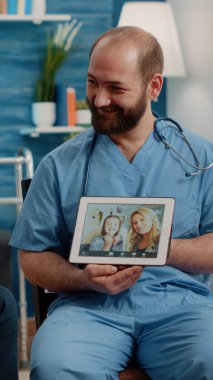 Engelli adam huzurevinde ailesiyle görüntülü konuşma yapıyor.