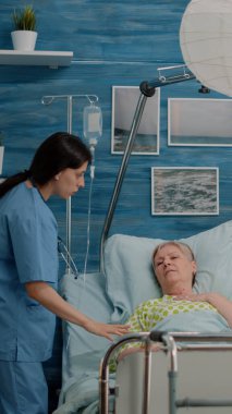 Endişeli adam, kadın ağır nefes alırken tıbbi yardım istiyor.