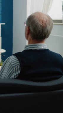 Son sınıf öğrencisi kanepede oturup hasta karısıyla konuşuyor.