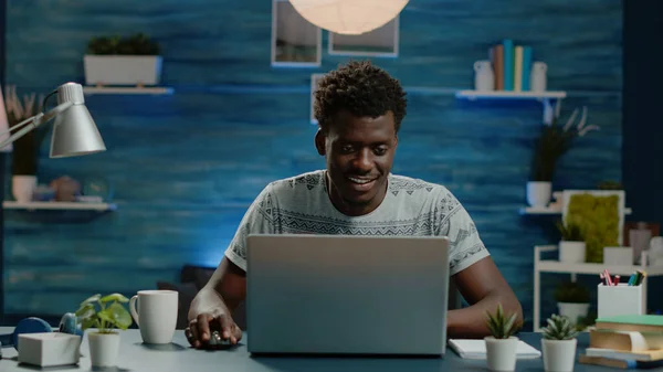 Persona afroamericana che si prepara per il lavoro a distanza sul computer portatile — Foto Stock