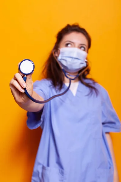 청진기를 들고 마스크를 쓰고 있는 간호사의 근접 사진 — 스톡 사진