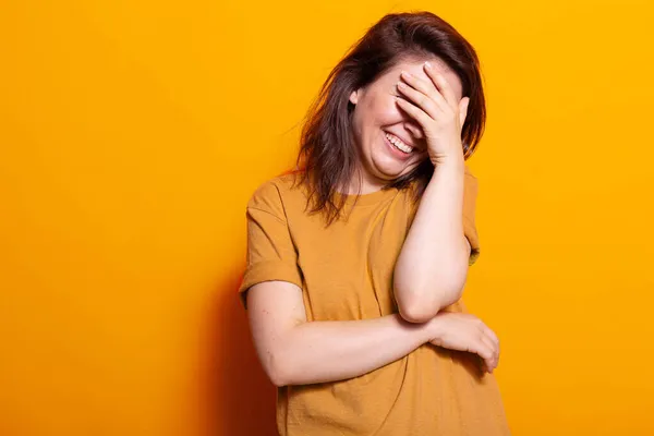 Portrait de femme souriante tout en couvrant les yeux et le visage — Photo