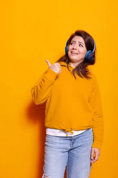 Blanke vrouw met koptelefoon om naar muziek te luisteren — Stockfoto