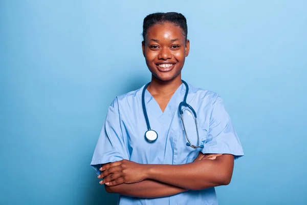 Retrato de enfermeira praticante afro-americana sorrindo para a câmera trabalhando na experiência da doença — Fotografia de Stock