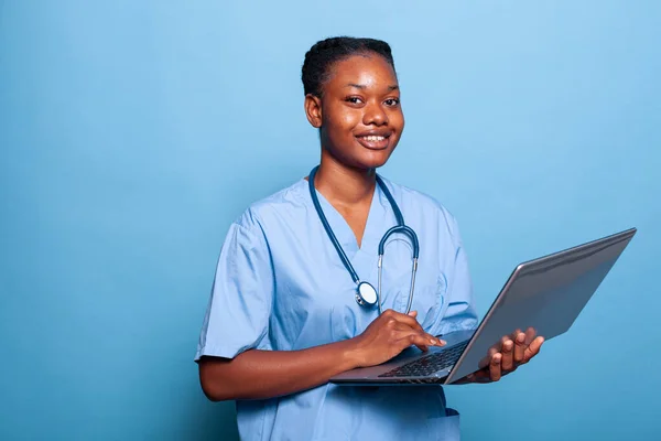 Portrait d'infirmière praticienne afro-américaine souriant à la caméra — Photo