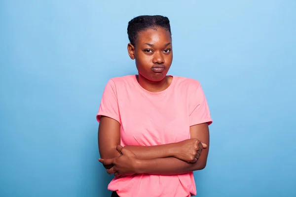 Portrait of angry african american young woman making furious expression — Stock Photo, Image