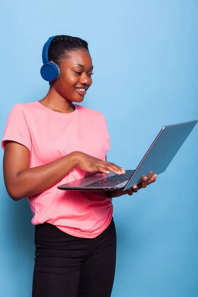 Πορτρέτο του Αφροαμερικανού φοιτητή με ακουστικά που ακούει μουσική — Φωτογραφία Αρχείου