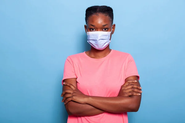 Portret afrykańskiego studenta ubranego w ochronną maskę medyczną — Zdjęcie stockowe