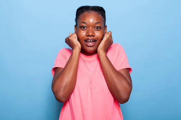Портрет збудженої афроамериканської молодої жінки, яка посміхається на камеру сміється — стокове фото