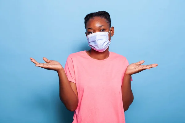 코로나 바이러스에 대항하여 얼굴을 보호하는 마스크를 가진 아프리카계 미국 십 대 청소년을 융합하라 — 스톡 사진