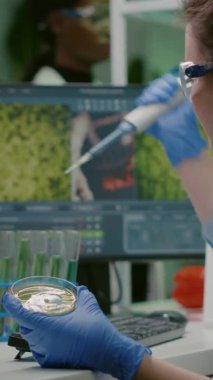 Dikey video: Bilim kadını mikro pipetle test tüpünden genetik solüsyon alıyor