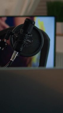 Dikey video: Profesyonel brodcast ile oturma odasında Podcast ev stüdyosu