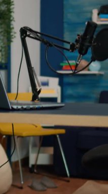 Dikey video: Boş oturma odasında nüfuzlu kişilerin profesyonel podcast mikrofonu