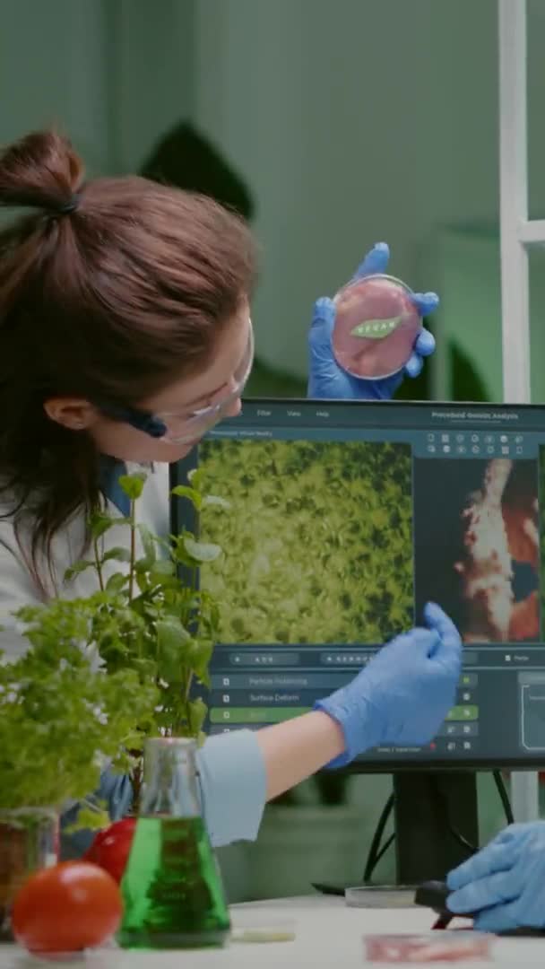 Vídeo vertical: Biólogos hablando de muestras de carne vegana comprobando la experiencia bioquímica — Vídeo de stock