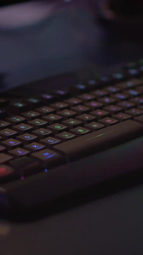 Vertikales Video: Großaufnahme einer professionellen Tastatur mit RGB-Beleuchtung — Stockvideo