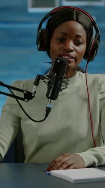 Dikey video: Profesyonel ses karıştırıcı kullanılarak Afrikalı etkili kayıt içeriği