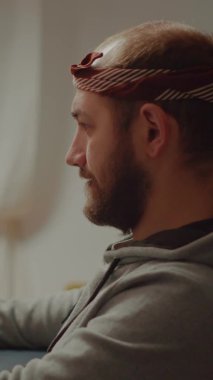 Dikey video: Profesyonel oyuncu güçlü kişisel bilgisayarın başında oturuyor