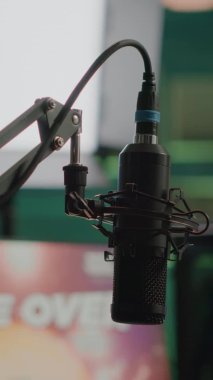 Dikey video: Boş oyun stüdyosunda profesyonel mikrofon yayını