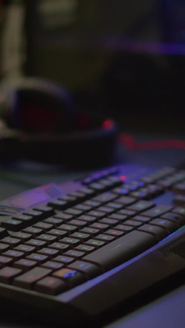 Vertikales Video: Großaufnahme der professionellen RGB-Tastatur im leeren Spielraum — Stockvideo