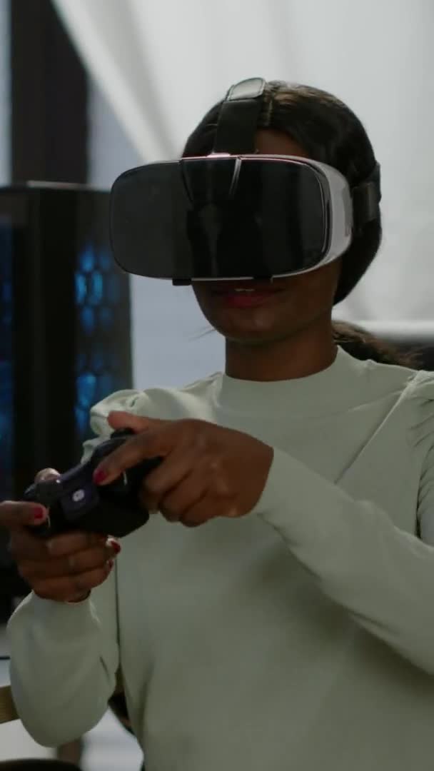Vídeo vertical: Jogador vencedor segurando joystick jogando videogame usando VR — Vídeo de Stock