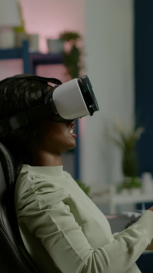 Dikey video: Siyah kadın oyuncu güçlü bilgisayarda VR kullanarak video oyunu oynuyor — Stok video