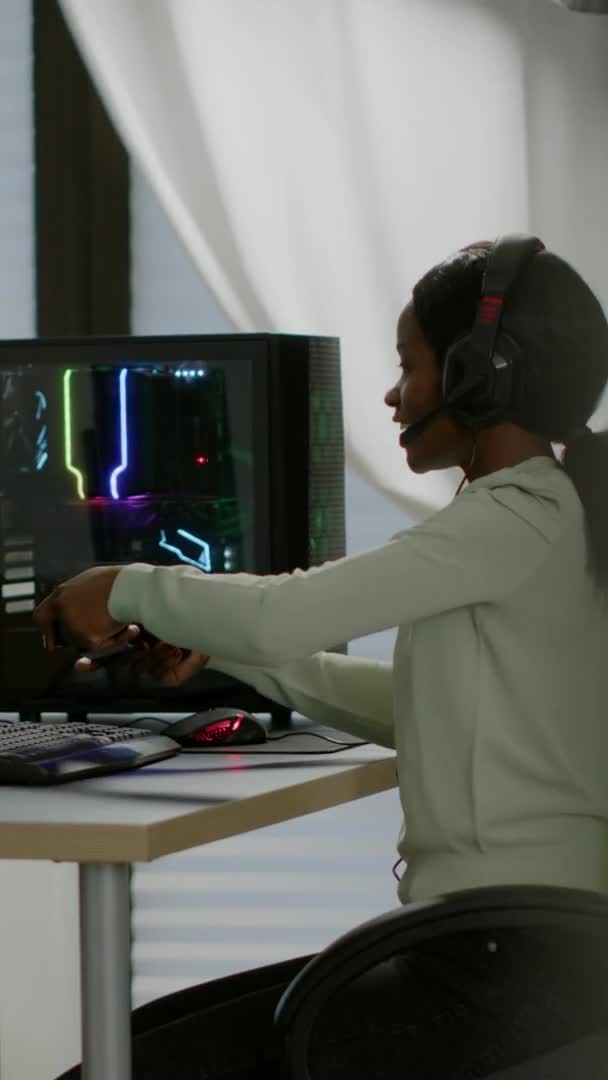 Vertical video: Black woman gamer winning videogames using professional wireless controller — Stock Video