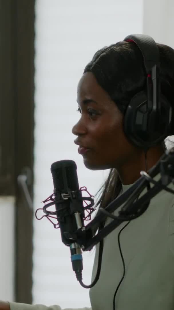 Vídeo vertical: Mujer negra triste streamer con auriculares perder videojuegos — Vídeos de Stock