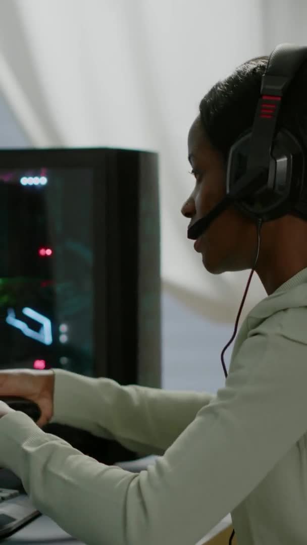 Vertical vídeo: Upsed mulher africana gamer streaming de videogames online e perder — Vídeo de Stock