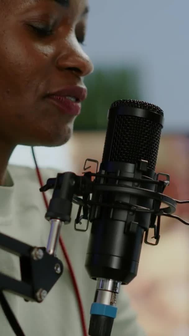 Vidéo verticale : Gros plan de afro femme vlogger faire un nouveau blog vidéo — Video
