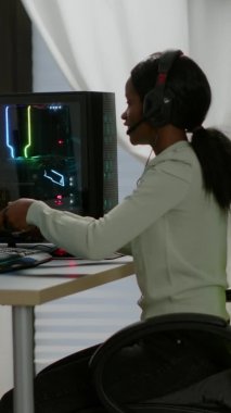 Dikey video: Kazanan siyah oyuncu oyun sandalyesinde oturuyor