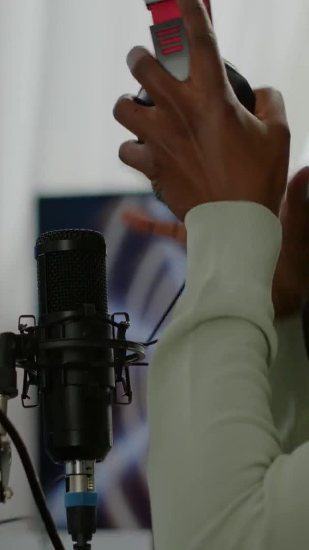 Вертикальное видео: Африканский американский эскорт стример разговаривает в микрофон — стоковое видео