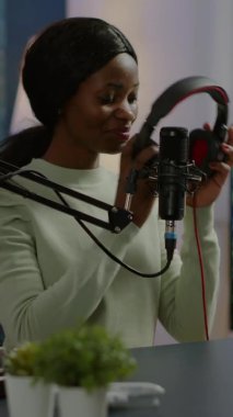 Dikey video: Afrikalı blogcu podcast çekerken seyirciye gülümsüyor