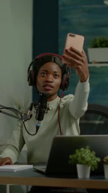 Dikey video: Afrikalı içerik oluşturucu hayranlar için akıllı telefonla fotoğraf çekiyor
