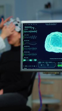 Dikey video: Nörolog doktor sinir sistemini, örneğin kulaklık kullanarak analiz ediyor