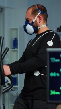 Dikey video: Performans sporcusu ekg ekipmanıyla kalp atış hızını ölçüyor