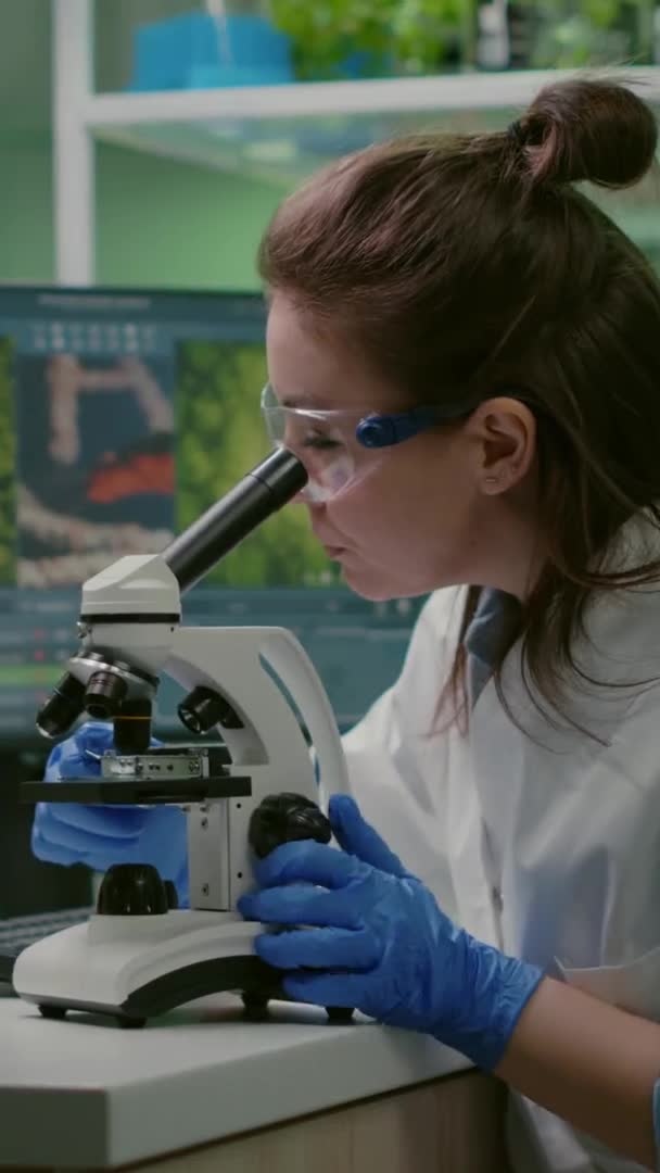 Vidéo verticale : Portrait de biologiste scientifique en blouse blanche travaillant en laboratoire d'expertise — Video