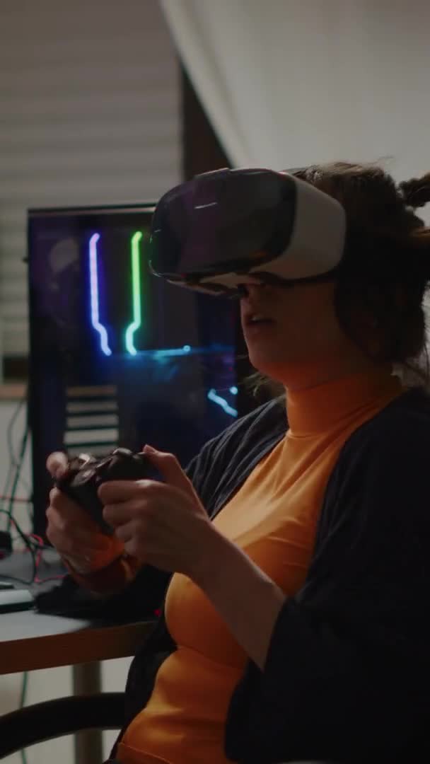 Verticale video: Woedende vrouw gamer dragen virtual reality headset verliezen ruimte shooter — Stockvideo