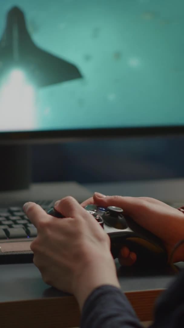 Κάθετη βίντεο: Κλείσιμο του ανταγωνιστικού παίκτη γυναίκα κρατώντας joystick παιχνίδι shooter χώρο — Αρχείο Βίντεο